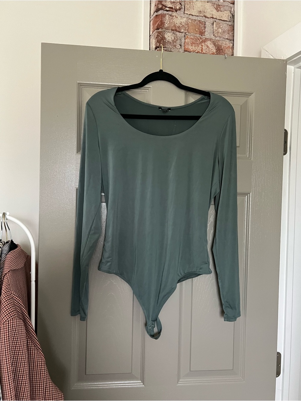 Express Long Sleeve Scoop Neck Bodysuit in Sage Green